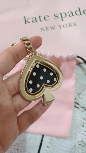 ميدالية ماركة كيت سبيد