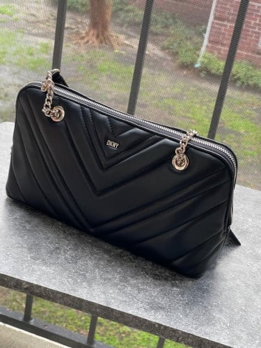 شنطة كتف ماركة DKNY