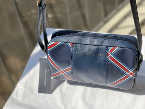شنطة ماركة تومي هيلفيقر