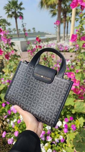 شنطة ماركة تومي هيلفيقر