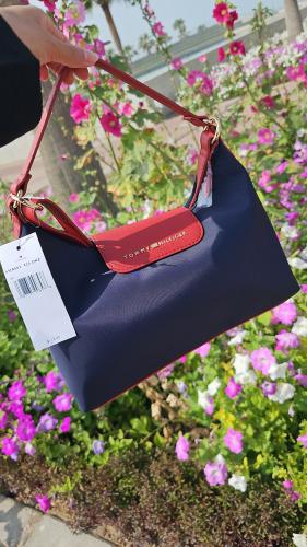 شنطة ماركة تومي هيلفيقر