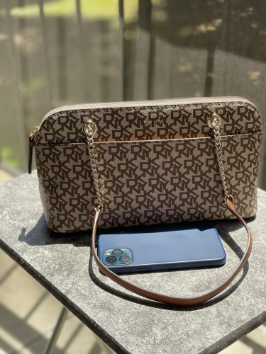 شنطة كتف ماركة DKNY