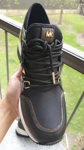 جزمة ماركة مايكل كورس