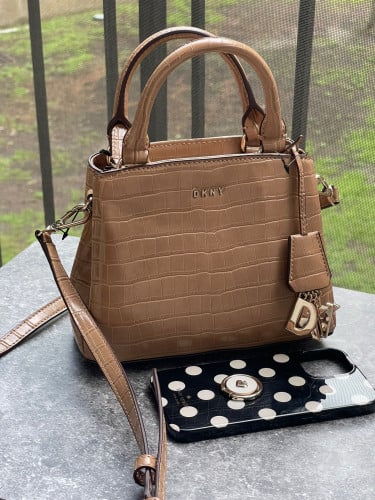 شنطة ماركة DKNY