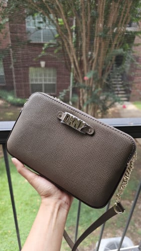 شنطة كروس ماركة DKNY