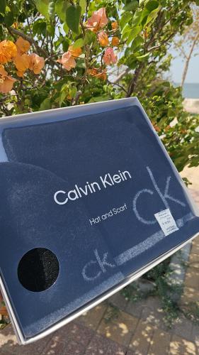 طقم سكارف وقبعة رجالي ماركة كالفن كلاين