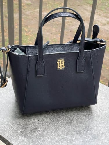 شنطة ماركة تومي هيلفيقر