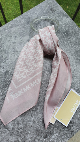 سكارف ماركة مايكل كورس