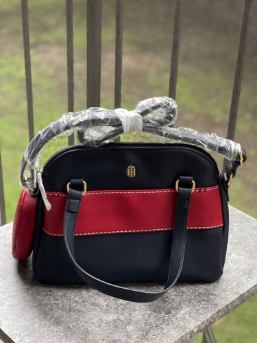 شنطة ماركة تومي هيلفيقر