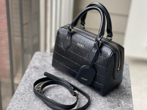 شنطة ماركة DKNY