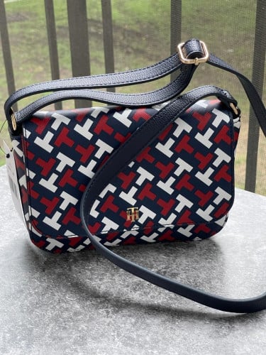 شنطة ماركة تومي هيلفيقر