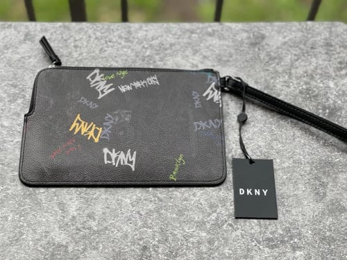 باوتش ماركة DKNY
