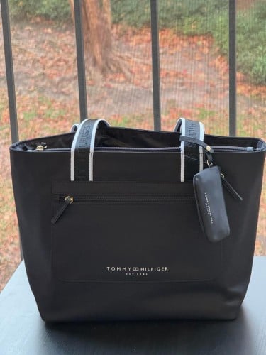 شنطة كبيرة ماركة تومي هيلفيقر