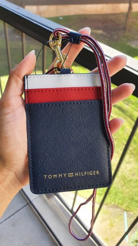 حامل هوية تومي هيلفيقر