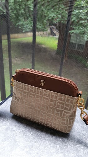 شنطة ماركة تومي هيلفيقر