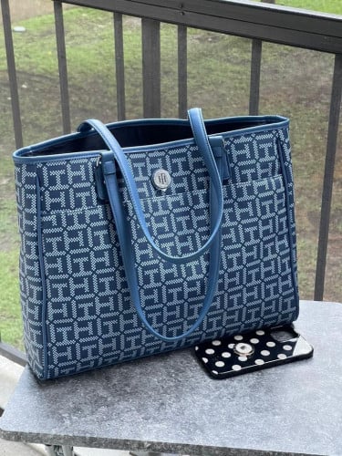 شنطة كبيرة ماركة تومي هيلفيقر