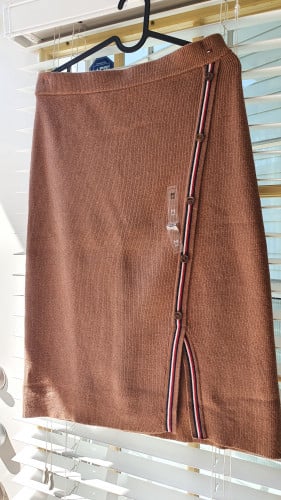 تنورة ماركة تومي هيلفيقر