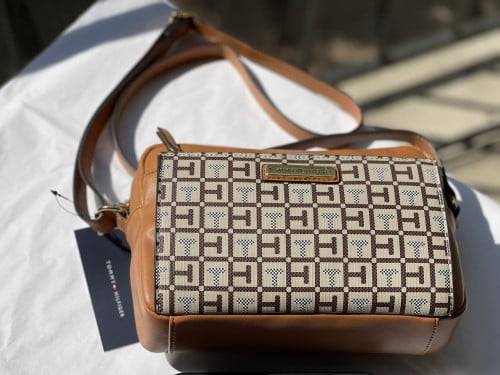 شنطة ماركة تومي هيلفيقر