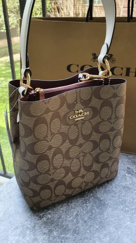 شنطة ماركة كوتش