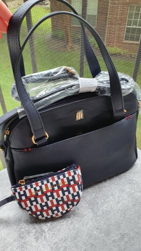 شنطة ماركة تومي هيلفيقر