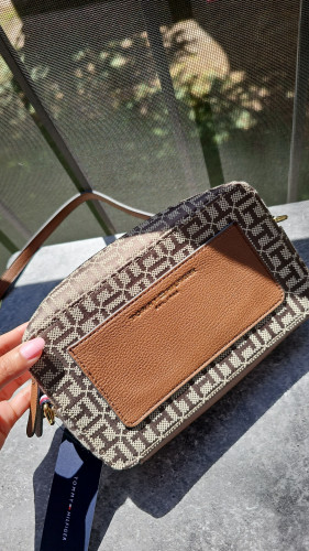 كروس بودي ماركة تومي هيلفيقر