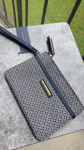 باوتش ماركة تومي هيلفيقر