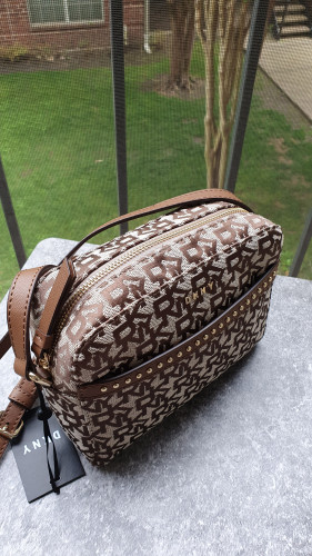 كروس ماركة DKNY