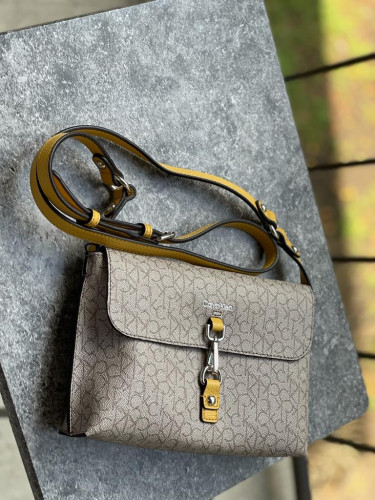 شنطة ماركة كالفن كلاين