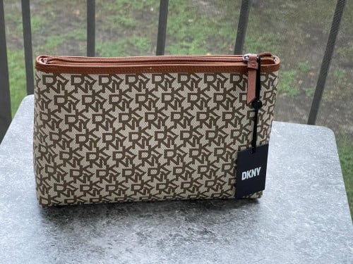 باوتش ماركة DKNY