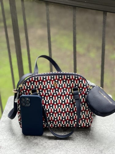 شنطة ماركة تومي هيلفيقر