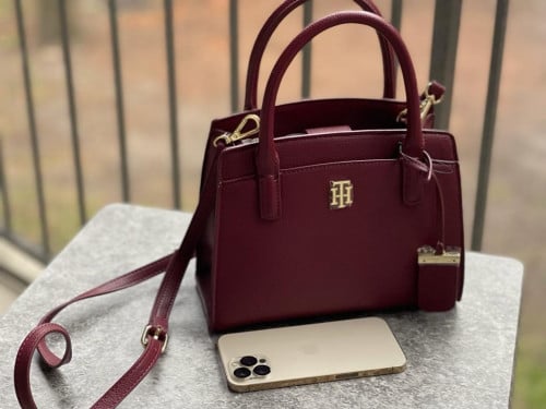 شنطة ماركة تومي هيلفيقر