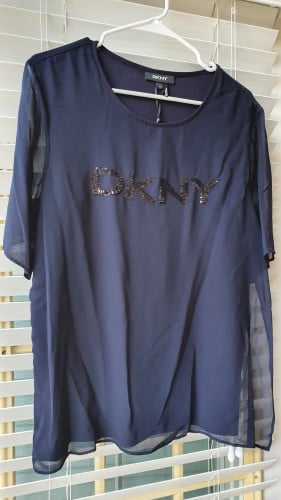 تيشيرت ماركة DKNY