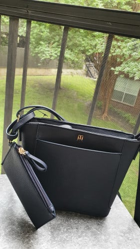 شنطة ماركة تومي هيلفيقر