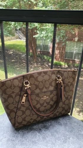 شنطة ماركة كوتش