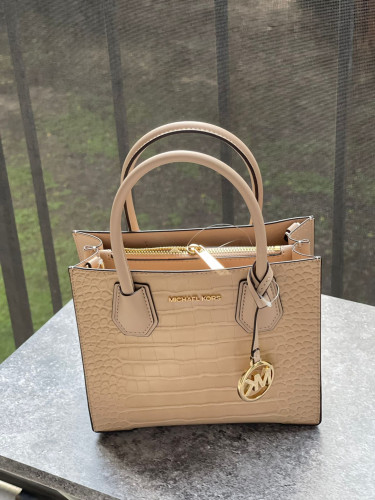 شنطة ماركة مايكل كورس