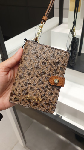 حامل هوية ومحفظة ماركة DKNY