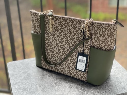 شنطة كبيرة ماركة DKNY