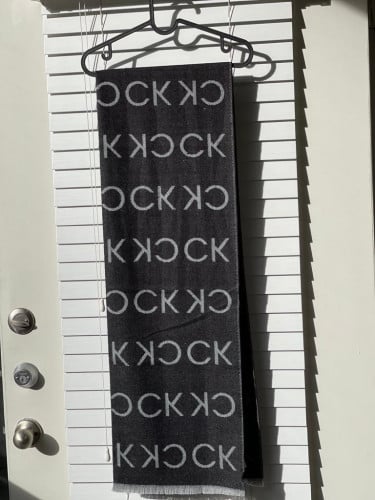 شال ماركة كالفن كلاين