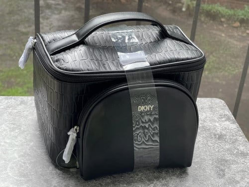 طقم شنطة مكياج ماركة DKNY