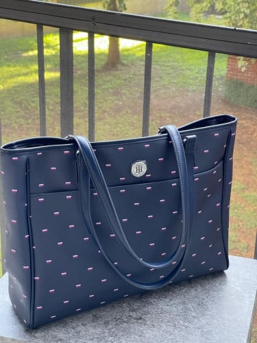 شنطة كبيرة ماركة تومي هيلفيقر