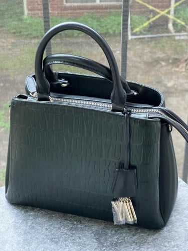 شنطة ماركة DKNY