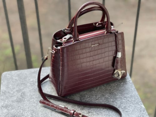 شنطة ماركة DKNY