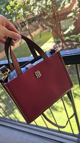 شنطة ماركة تومي هيلفيقر