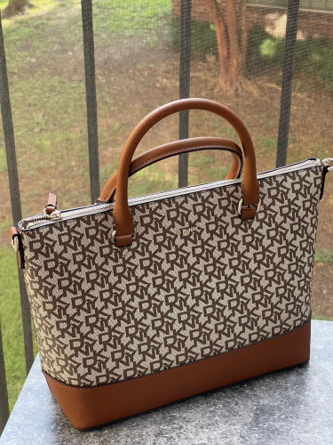 شنطة ماركة DKNY