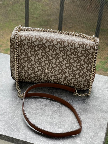 شنطة ماركة DKNY