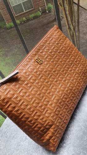 باوتش ماركة تومي هيلفيقر