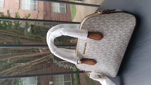 شنطة ماركة مايكل كورس