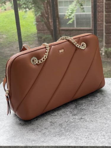 شنطة كتف ماركة DKNY