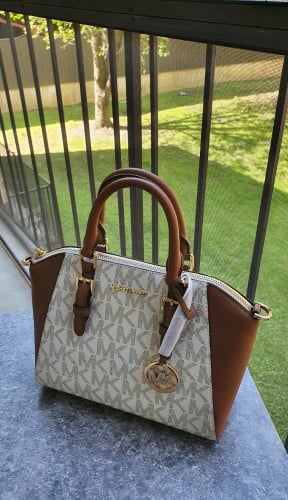 شنطة ماركة مايكل كورس