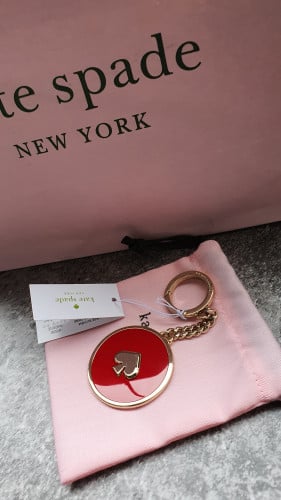 ميدالية ماركة كيت سبيد